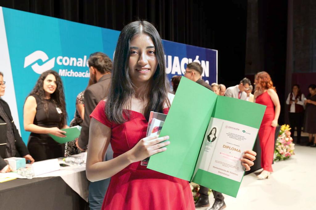 Conalep Michoacán graduó a casi 3 mil estudiantes