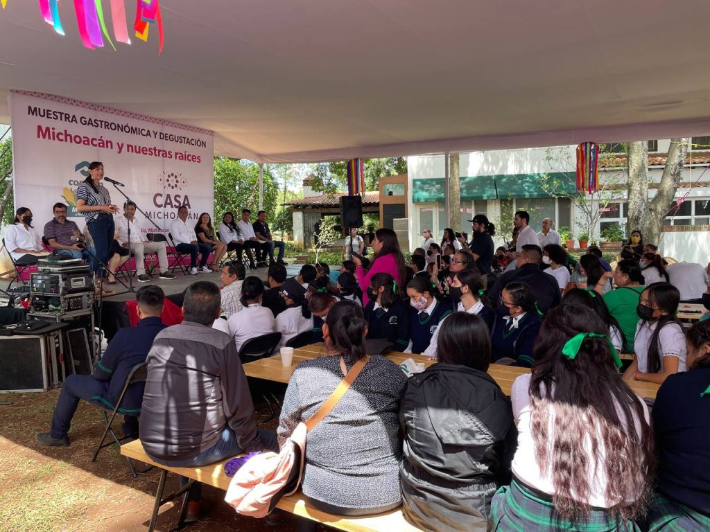 Presentan alumnos de Conalep muestra gastronómica y turística en Casa Michoacán